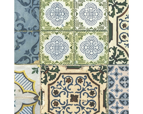 Verschieden gemusterte Fliesen nah aufgenommen