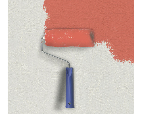 Farbroller beim Auftragen von Farbe auf eine Wand