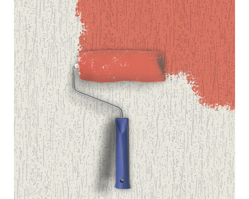 Farbe wird mit einer Farbwalze auf eine Wand aufgetragen