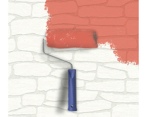 Farbroller mit Farbe an einer Steinwand