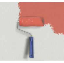 Farbroller mit Farbe an Wand