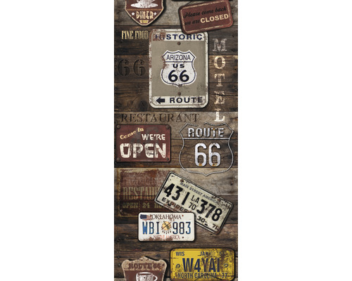 Dekorative Holztafel mit Route 66 und historischen Motiven