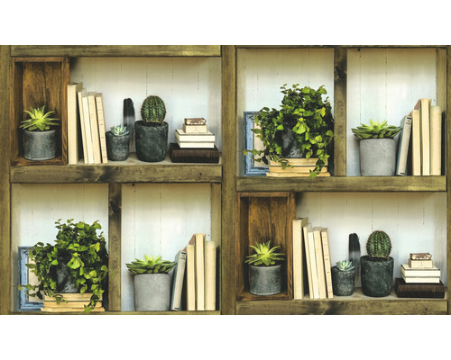 Dekoratives Holzregal mit Pflanzen und Büchern