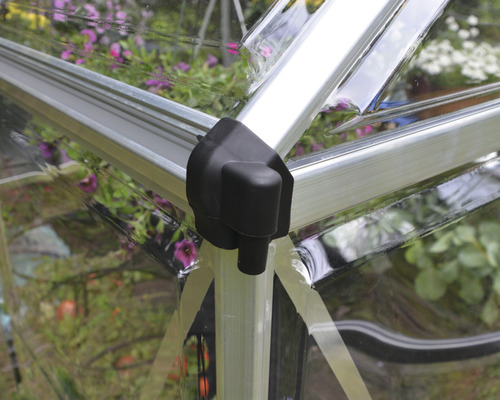 Detailansicht eines Gewächshauses mit Aluminiumrahmen und Kunststoffverbindungsstück