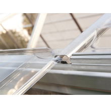 Detailansicht einer transparenten Gewächshausabdeckung und einer Metallstruktur