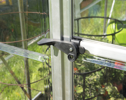 Detailansicht eines Fenstergriffs an einem Gewächshausfenster.