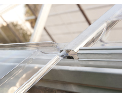 Detailansicht eines Gewächshausdachs mit Aluminiumprofilen und transparenten Platten
