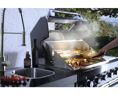 Edelstahl-Gasgrill mit Spüle, Armatur und zubereitetem Grillgut