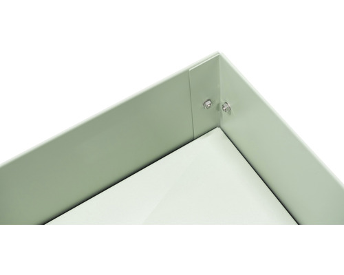 Detailaufnahme eines Hochbeets aus Metall mit Schrauben
