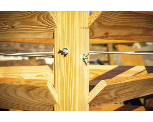 Detailansicht eines Holzbaus mit Flügelschrauben und Drahtseilen.