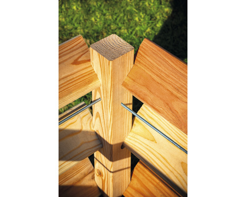 Detailansicht eines Holzpfostens mit Holzlatten und Metallstiften