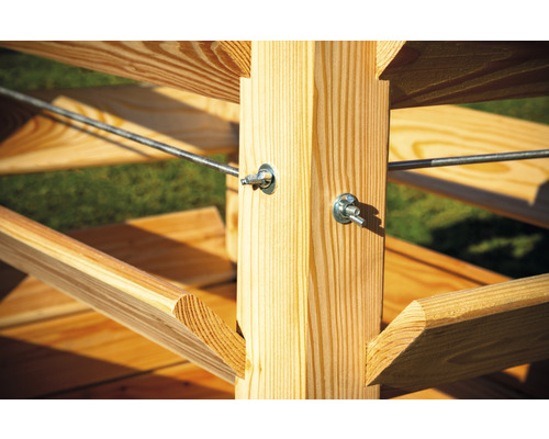 Detailansicht eines Holzregals mit Stahlseilen und Schrauben