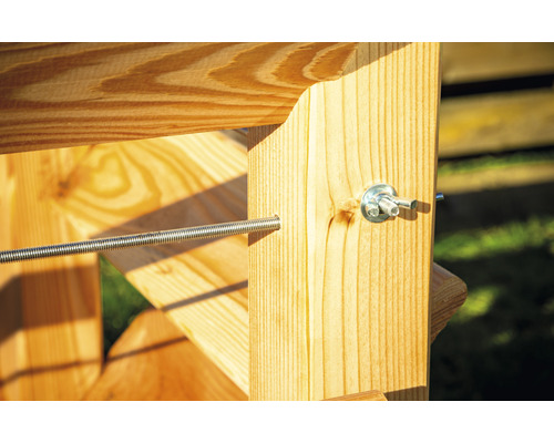 Detailaufnahme einer Holzkonstruktion mit Gewindestange und Schraube.