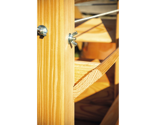 Detailansicht einer Holzkonstruktion mit Flügelmuttern zur Befestigung.