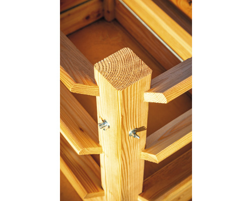 Detailaufnahme einer Holzkonstruktion mit Flügelmuttern