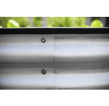 Detailansicht eines Hochbeets aus Metall mit Schrauben