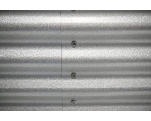 Detailansicht einer Wellblechfassade mit Befestigungsschrauben