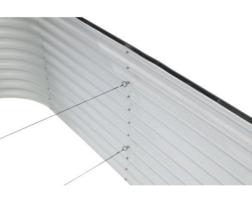 Detailansicht eines Hochbeets aus Metall mit Ösen