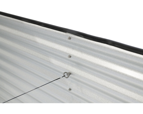 Detailansicht einer Hochbeetwand mit Schrauben und Öse