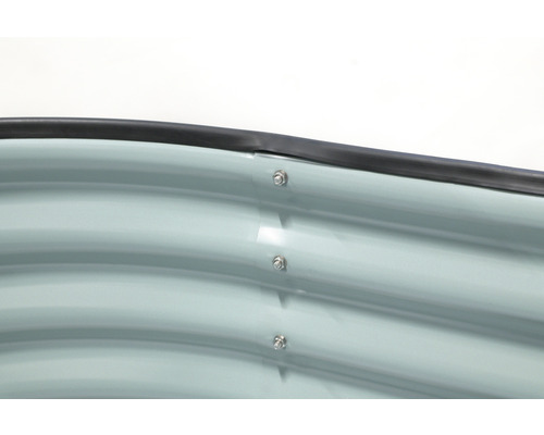 Detailansicht eines Hochbeets aus Metall mit Schrauben und Einfassung