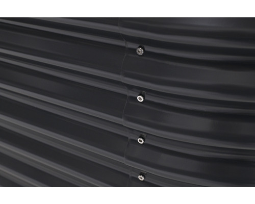 Detailansicht eines Hochbeets aus Metall mit Schrauben