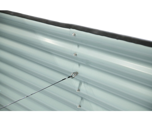 Detailansicht einer Metallgartenhauswand mit Schrauben und Öse