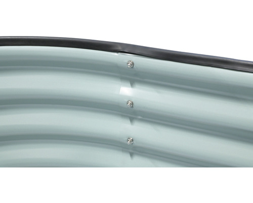 Detailansicht eines Hochbeets aus Metall mit Schrauben