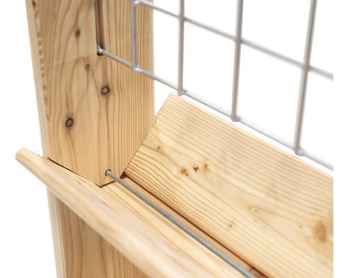 Detailansicht eines Pflanzengefäßes aus Holz mit Drahtgitter