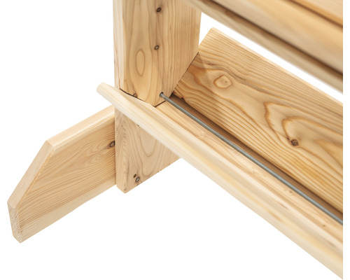 Detailansicht eines Holzregals, das die Konstruktion und das Material zeigt