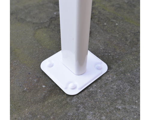 Detailansicht eines weißen Zaunpfostens mit quadratischer Fußplatte zur Befestigung