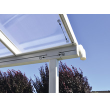 Detailansicht einer Terrassenüberdachung mit Verstellmechanismus.