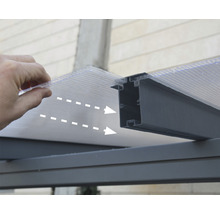 Montage einer transparenten Polycarbonatplatte in eine graue Unterkonstruktion