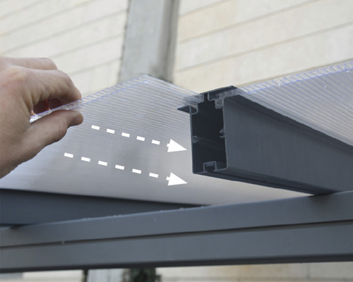 Montage einer transparenten Polycarbonatplatte in eine graue Unterkonstruktion