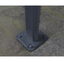 Detailansicht einer Metallhalterung zur Bodenbefestigung