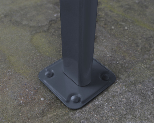 Detailansicht einer Metallhalterung zur Bodenbefestigung