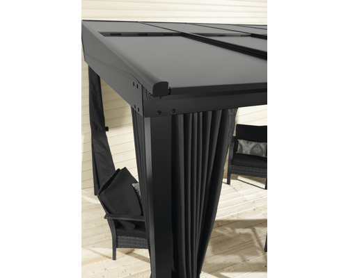 Detailansicht eines Pavillons mit schwarzem Dach und Vorhängen