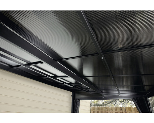 Detailansicht einer Terrassenüberdachung mit gewelltem Metalldach.