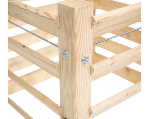 Detail eines Weinregals aus Holz mit Befestigungselementen