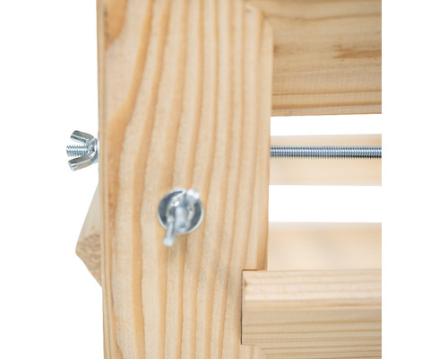 Detailansicht einer Holzkonstruktion mit Schrauben und Gewindestange