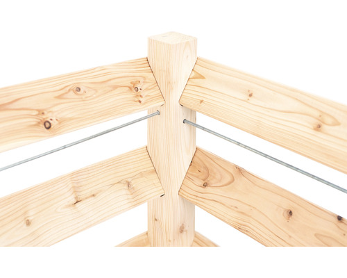 Detailansicht eines Holzzauns mit Metallelementen