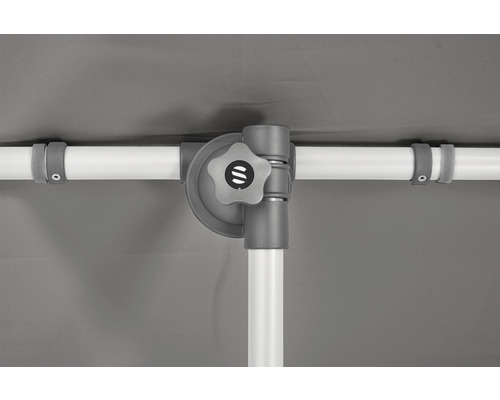 Detailaufnahme eines Sonnenschirmgestells mit Drehknopf zur Verstellung