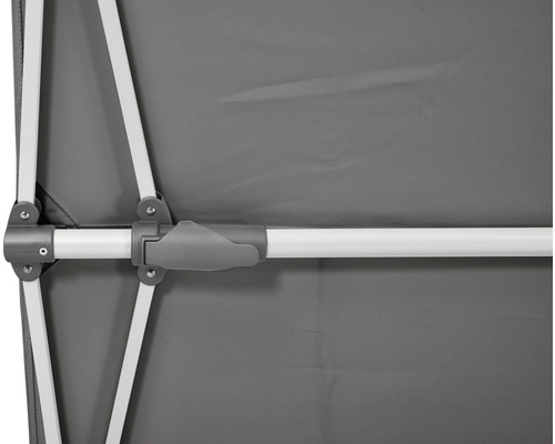 Detailansicht eines Pavillons mit Stoffdach und Metallgestell