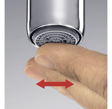 Reinigung des Wasserhahn-Luftsprudlers mit dem Finger