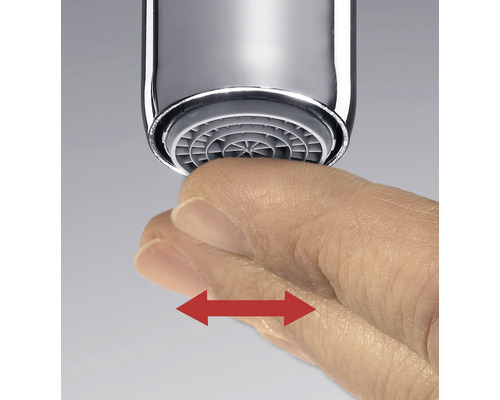 Finger reinigt Wasserhahn-Perlator mit Hin- und Herbewegung