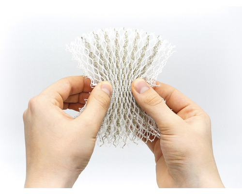 Die Hände halten ein Heizkörpernetz.