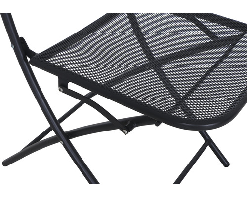 Detailaufnahme eines schwarzen Gartenstuhls mit Metallgeflecht