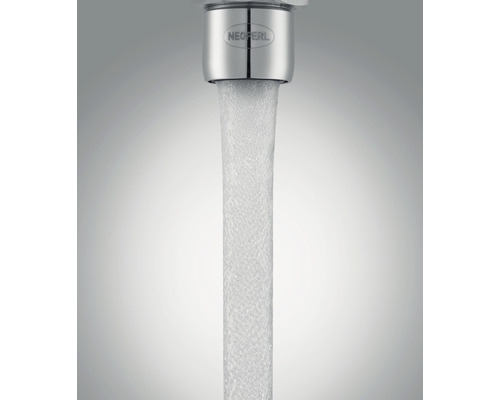Neoperl Logo auf einem Wasserhahn mit laufendem Wasser
