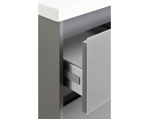 Detailansicht eines geöffneten Badezimmerunterschranks mit Auszug