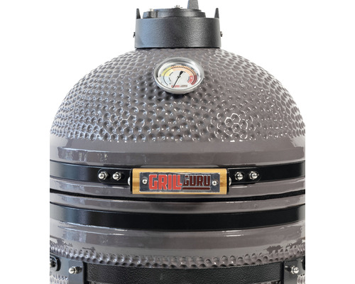 Detailansicht eines Keramikgrills mit Thermometer und Grill Guru Logo
