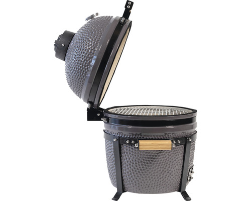 Keramikgrill mit geöffnetem Deckel und Grillrost